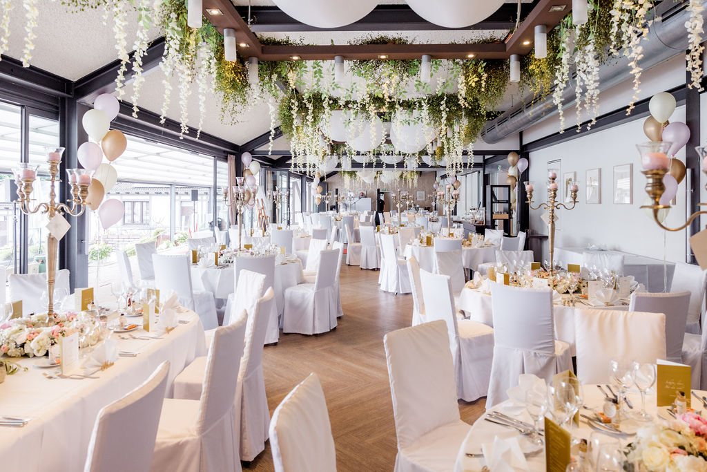 Restaurant mit Blumendecke
